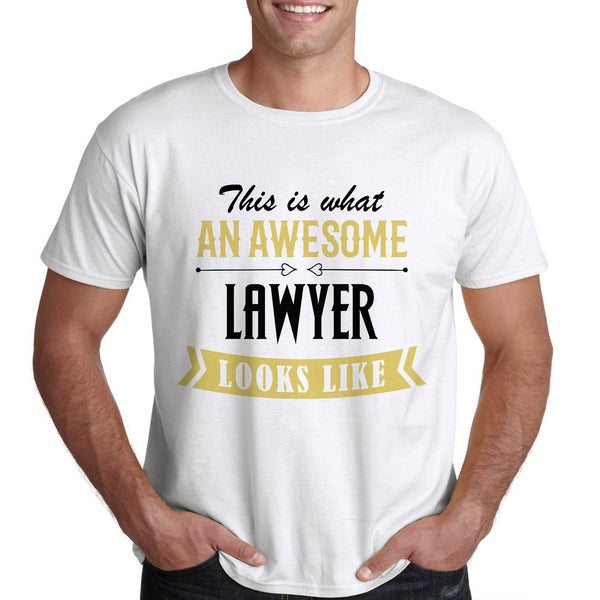 Така изглежда готиния адвокат - подарък тениска - Printo.bg