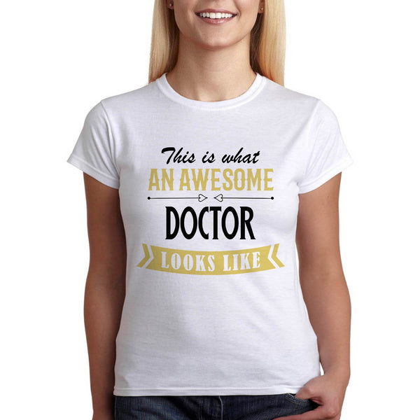Така изглежда готиния доктор - подарък тениска - Printo.bg